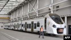 Le train express régional (TER) stationné au service de maintenance et de stockage de Colobane, à Dakar, Sénégal, le 22 décembre 2021. (Photo SEYLLOU / AFP)