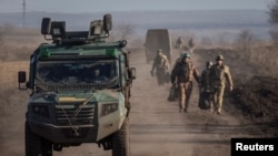 Los militares ucranianos se ven cerca de la línea del frente cerca de Soledar en la región de Donetsk, el 23 de enero de 2023.