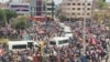Pobladores de la localidad puneña de Ilave en Puno despiden a los manifestantes que viajan a Lima. [Foto: Cortesía RPP].