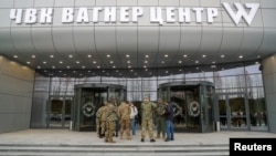 Los visitantes se reúnen frente al Centro PMC Wagner, que es un proyecto implementado por el empresario y fundador del grupo militar privado Yevgeny Prigozhin, durante la inauguración oficial del bloque de oficinas en San Petersburgo, Rusia, el 4 de noviembre de 2022.