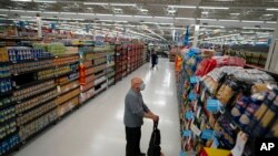 Un hombre compra en un supermercado en Buenos Aires, Argentina, el 22 de octubre de 2019.