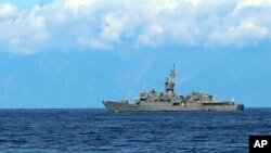 En esta foto publicada por la Agencia de Noticias Xinhua de China, se ve la fragata naval taiwanesa Lan Yang desde la cubierta de un barco militar chino durante ejercicios militares el viernes 5 de agosto de 2022. (Lin Jian/Xinhua vía AP)