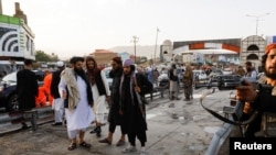 Para anggota pasukan Taliban tampak berada di lokasi ledakan di Kabul, Afghanistan, pada 6 Agustus 2022. (Foto: Reuters/Ali Khara) 