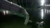 Al menos 80 muertos en desplome de puente en la India