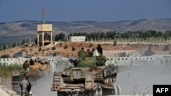 Anggota kelompok jihad Hayat Tahrir al-Sham (HTS) membawa bala bantuan di pinggiran wilayah Afrin di provinsi Aleppo utara yang dikuasai pemberontak Suriah.