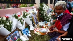 Keluarga korban berkumpul dalam upacara keagamaan di luar tempat penitipan anak, yang menjadi lokasi penembakan massal di kota Uthai Sawan, provinsi Nong Bua Lam Phu, Thailand, Minggu 9 Oktober 2022