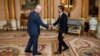 Le roi Charles III reçoit Rishi Sunak lors d'une audience au palais de Buckingham, à Londres, où il a invité le chef nouvellement élu du Parti conservateur à devenir Premier ministre et à former un nouveau gouvernement, mardi 25 octobre 2022. 