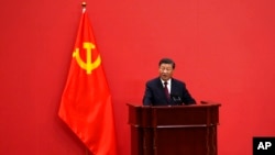 ប្រធានាធិបតីចិនលោក Xi Jinping ថ្លែងក្នុងពិធីមួយដើម្បីណែនាំសមាជិកថ្មីនៃគណៈកម្មាធិការអចិន្ត្រៃយ៍ការិយាល័យនយោបាយនៅវិមានប្រជាជនក្នុងទីក្រុងប៉េកាំង កាលពីថ្ងៃទី២៣ ខែតុលា ឆ្នាំ២០២២។