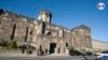 Exteriores de la histórica Penitenciaría del Estado de Pensilvania, en Filadelfia. En esta prisión purgaron sus condenas famosos bandidos como el gánster Alphonse "Scarface" Al Capone. [Foto: Ismael Rodríguez]