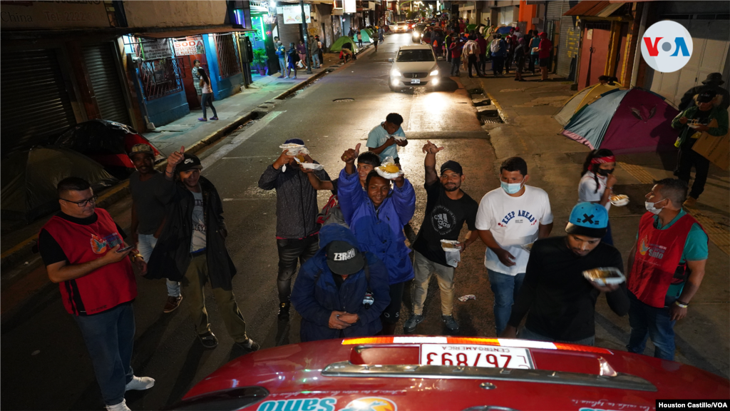 A diario se forman largas filas de venezolanos en las terminales de buses, donde pernoctan, para recibir un plato de comida. Foto Houston Castillo, VOA