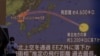 日本街头大屏幕新闻报道显示朝鲜10月4日发射弹道导弹的示意图。