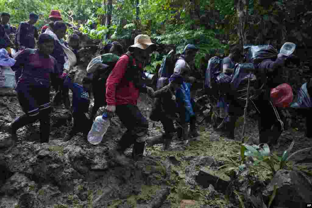 “Este viaje es por el futuro de mis hijos y por la familia también”, dice un migrante venezolano mientras avanza por los primeros kilómetros del Tapón del Darién, en el lado colombiano.
