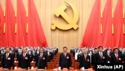 ប្រធានាធិបតីចិនលោក Xi Jinping (កណ្តាល) រួមជាមួយមេដឹកនាំបក្សកុម្មុយនីស្តចិន ក្នុងពេលចូលរួមពិធីបើកសមាជគណបក្សកុម្មុយនីស្តចិនលើកទី ២០ នៅក្នុងសាល Great Hall of the People នៅទីក្រុងប៉េកាំង កាលពីថ្ងៃទី១៦ ខែតុលា ឆ្នាំ២០២២។ (Li Xueren/Xinhua via AP)