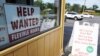ARCHIVO - Un letrero de una vacante de empleo se muestra en un negocio en Deerfield, Illinois, el miércoles 21 de septiembre de 2022. 
