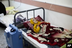 Seorang anak laki-laki Palestina berusia 10 tahun, Yazan al-Kafarna, yang lahir dengan Cerebral Palsy, terbaring di sebuah rumah sakit di Rafah, 3 Maret 2024. (Foto: AP)