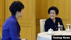 김대중 전 한국 대통령의 부인 이희호 여사(오른쪽)가 지난달 28일 청와대를 방문해 박근혜 한국 대통령과 환담하고 있다.