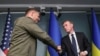 Američki savetnik za nacionalnu bezbednost Džejk Saliven (D) rukuje se sa Andrejom Jermakom, šefom kabineta ukrajinskog predsednika tokom susreta u Kijevu (Foto: Reuters/Gleb Garanich)