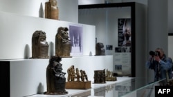Des milliers d'objets d'art africain sont actuellement conservés dans des musées et chez des collectionneurs d'art aux États-Unis et en Europe.