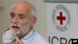 El presidente del CICR Jakob Kellenberger habla con los periodistas en Siria en 2011. En varias ocasiones la organización ha llegado a acuerdos de alto el fuego humanitarios.