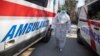 Arhiva - Medicinski radnik u zaštitnoj opremi ispred Infektivne klinike u Beogradu (REUTERS/Marko Djurica)