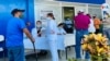 Un anciano acude a vacunarse a un hospital público de Managua. Foto Houston Castillo, VOA.