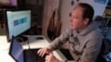 Holger Frohnmeyer trabaja desde su casa durante la pandemia del coronavirus en Berlin, Alemania. 