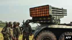 Des soldats des Forces armées de la République démocratique du Congo (FARDC) près d'un lance-roquettes à Matombo, à 35 km au nord de Beni, au Nord-Kivu, le 13 janvier 2018.