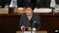 박근혜 한국 대통령이 8일 오전 미 의회에서 열린 상하원 합동회의에서 연설하고 있다.