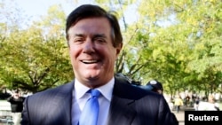 Paul Manafort sonríe al salir de la Corte de Distrito en Washington luego de escuchar los cargos en su contra derivados de la investigación de un fiscal especial sobre la posible interferencia rusa en las elecciones presidenciales de 2016. Oct. 30, 2017. 