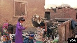 Warga Manshiet Nasser mengumpulkan sampah. Kalangan Kristen Koptik ini dikenal sebagai zabaleen atau warga pemulung (foto: dok).