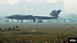 Pesawat tempur J-20 Tiongkok terlihat di Chengdu, provinsi Sichuan, beberapa pekan lalu.