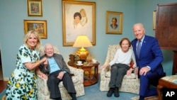 ARCHIVO - En esta foto del 30 de abril de 2021 publicada por la Casa Blanca, el expresidente Jimmy Carter y la exprimera dama Rosalynn Carter posan para una foto con el presidente Joe Biden y la primera dama Jill Biden en la casa de los Carter en Plains Georgia, EEUU.