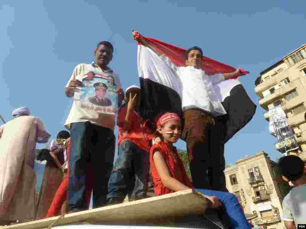 Ribuan orang memenuhi Alun-Alun Tahrir di Kairo pada Minggu (7/7) untuk merayakan apa yang mereka sebut "Revolusi Kedua" Mesir, yaitu kudeta militer terhadap presiden Mohamed Morsi. Banyak yang membawa serta keluarga dan anak-anaknya. (VOA/S. Behn)