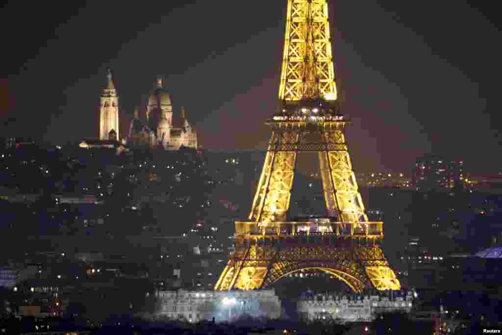 2015年12月7日,夜色中的两个巴黎地标:埃菲尔铁塔和圣心堂( Sacre Coeur Basilica )。巴黎是世界气候变化问题大会的东道主