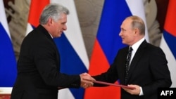 El presidente ruso, Vladimir Putin, y su homólogo el cubano, Miguel Díaz-Canel, se dan la mano durante una ceremonia de firma en el Kremlin en Moscú el 2 de noviembre de 2018.