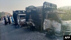 Policija stoji u blizini ugljenisanih vozila na mestu pucnjave na nacionalnom autoputu u okrugu Musakhail, provincija Beludžistan, 26. avgusta 2024. (AFP)