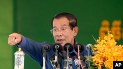 រូបឯកសារ៖ លោក​នាយករដ្ឋមន្រ្តី​ហ៊ុន សែន ថ្លែង​ទៅ​កាន់​​កម្មករ​រោងចក្រ​ អំឡុងពេល​ទស្សនកិច្ច​ទៅ​កាន់​រោងចក្រ​មួយ​ នៅ​ជាយ​ក្រុង​ភ្នំពេញ កាល​ពី​ថ្ងៃ​ទី ៣០ ខែ​សីហា ឆ្នាំ​២០១៧។ 