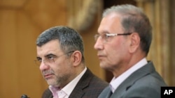 Kepala Gugus Tugas Covid-19 Iran, Iraj Harirchi (kiri) didampingi oleh juru bicara pemerintah Iran, Ali Rabiei, in Teheran, 24 Februari 2020.