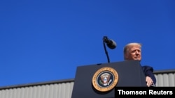 El presidente Donald Trump habla a seguidores durante un mitin de campaña, en Old Forge Pennsylvania, el 20 de agosto de 2020.