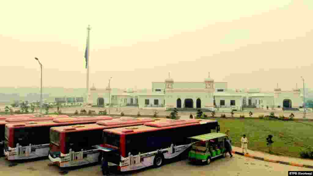 سکھ یاتریوں کو بھارت کی سرحد سے گوردوارے کے مقام تک لانے کے لیے خصوصی بسیں چلائی جائیں گی 