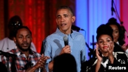 Presiden AS berbicara di antara Janelle Monae (Kanan) dan Kendrick Lamar dalam peringatan Hari Kemerdekaan AS. Gedung Putih, Washington D.C., AS. (foto: REUTERS/Yuri Gripas)