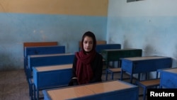 Zarifeh Shakoori, profesora de lengua pastún, posa para una foto en una escuela en Kabul, Afganistán, 18 de septiembre de 2021. 