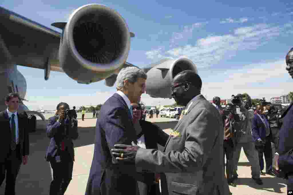 South Sudanese Foreign Minister Barnaba Marial Benjamin welcomes U.S. Secretary of State John Kerry upon his arrival at Juba International Airport, South Sudan, May 2, 2014. 