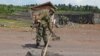 Un militaire à un point de contrôle près d'une zone de combat entre les rebelles du M23 et l’armée régulière non loin de Goma, Nord-Kivu, 19 novembre 2012. (archives)
