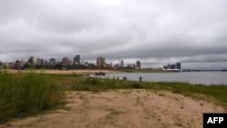 Vista del río Paraguay con marea baja en Asunción, en mayo de 2020.