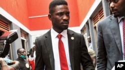 Bobi Wine, au centre, arrive pour prendre la parole au siège de la National Unity Platform à Kampala, en Ouganda, le 31 août 2020. 