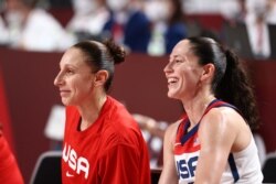 Sue Bird #6 y Diana Taurasi #12 del Equipo Nacional Femenino de EE. UU. miran y sonríen después de ganar el Juego por la Medalla de Oro de los Juegos Olímpicos de Tokio 2020 en el Super Saitama Arena el 8 de agosto de 2021 en Tokio. Japón.