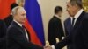 Le président russe Vladimir Poutine (à g.) serre la main du ministre des Affaires étrangères Sergueï Lavrov au Kremlin à Moscou, le 21 mars 2023.
