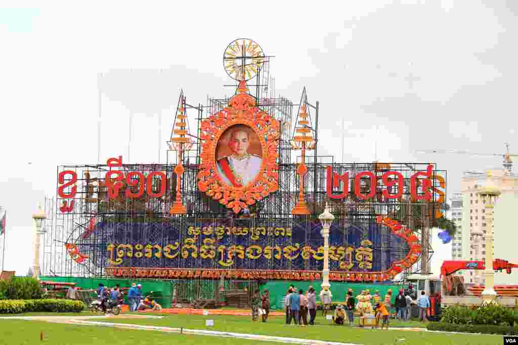 The decoration in front of Royal Palace to celebrate the 10 year anniversary of Norodom Sihamoni becoming the King of Cambodia, October 25, 2014. (Nov Povleakhena/VOA Khmer)
