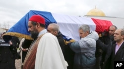 Warga Perancis membawa peti jenazah polisi muslim Ahmed Merabet, setelah sebelumnya dishalatkan di Masjid Bobigny, Perancis timur, Selasa (13/1).